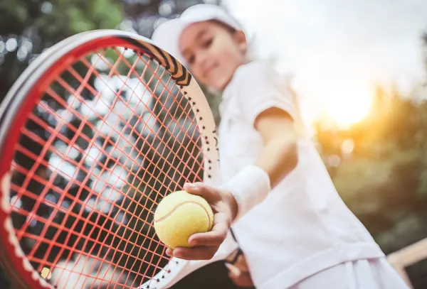 Jeune fille qui joue au tennis